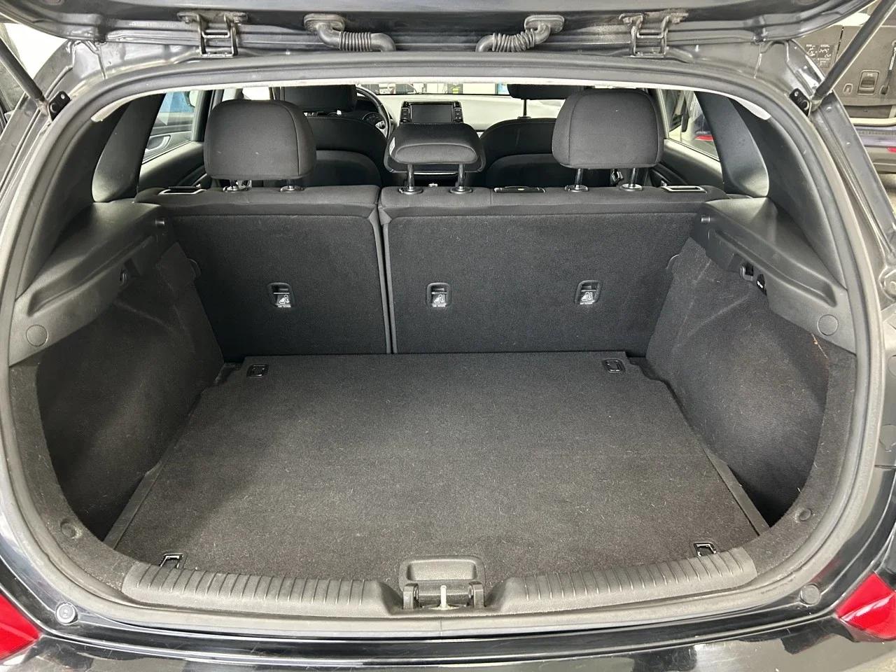 Hyundai Elantra GT 2018 - Image 11