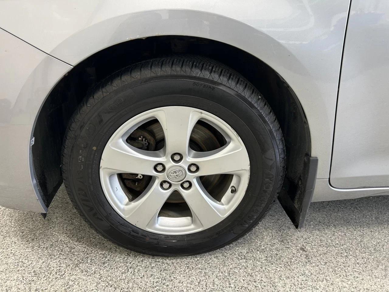 Toyota Sienna 2017 - Image 2