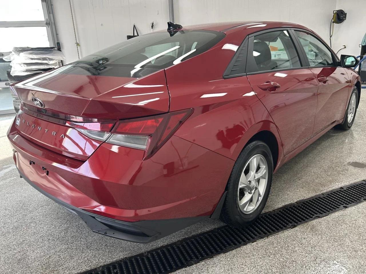 Hyundai Elantra 2022 - Image 2