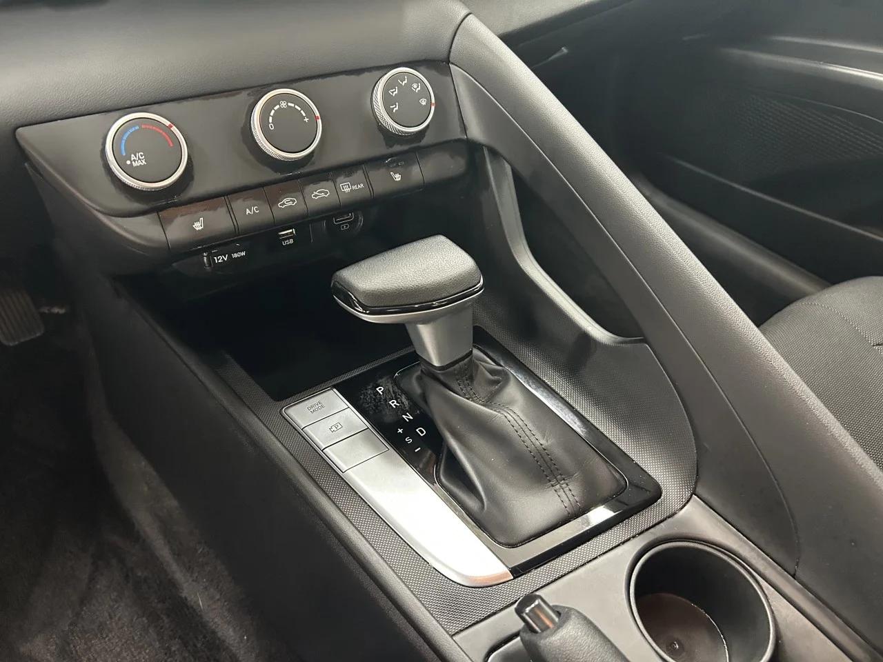 Hyundai Elantra 2022 - Image 16