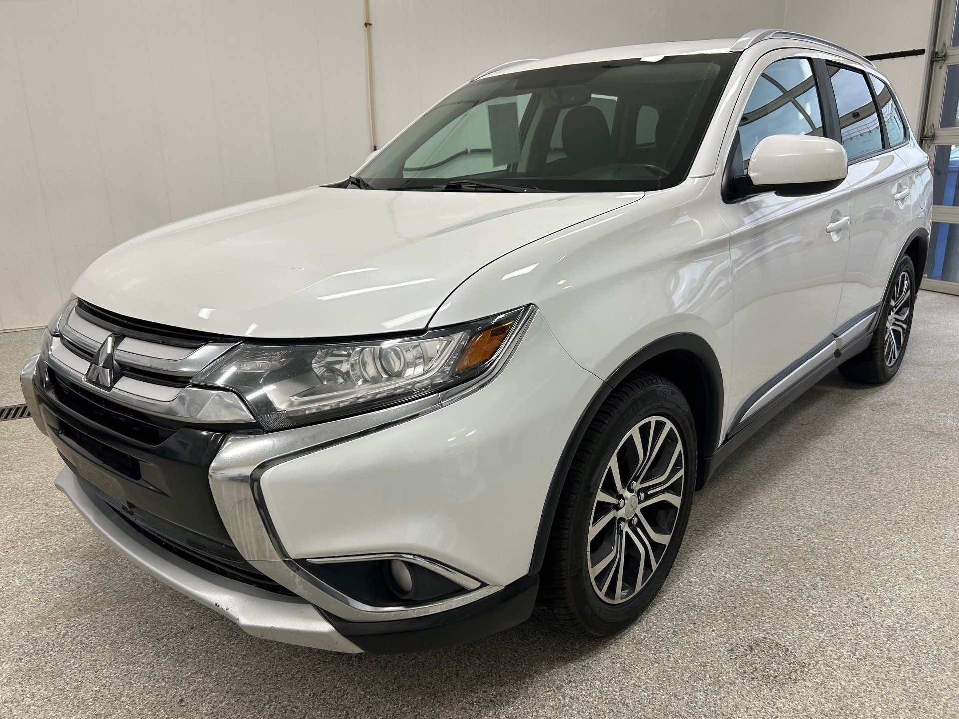 Mitsubishi Outlander 2017 - Image 1