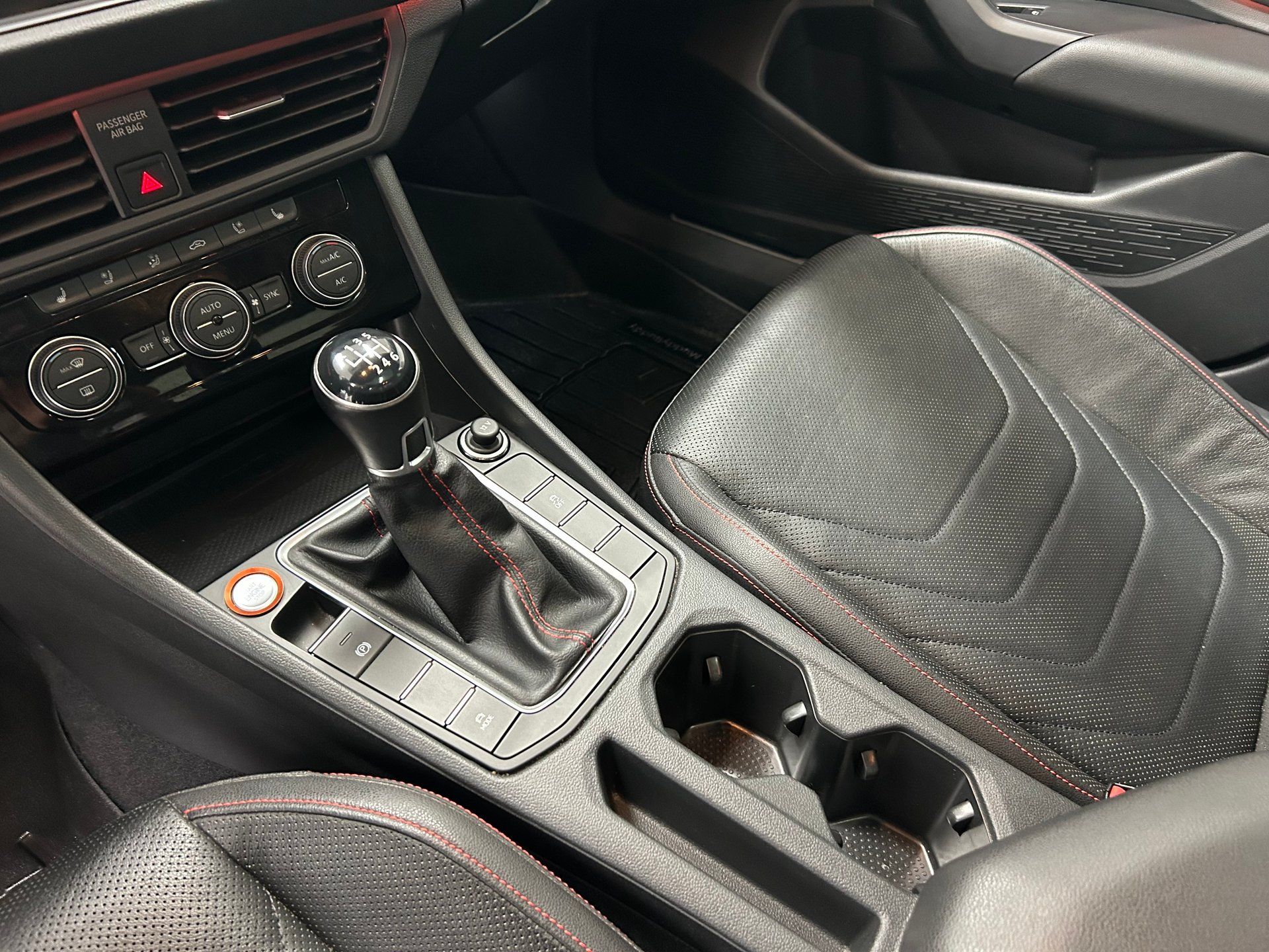 Volkswagen Jetta GLI 2019 - Image 13