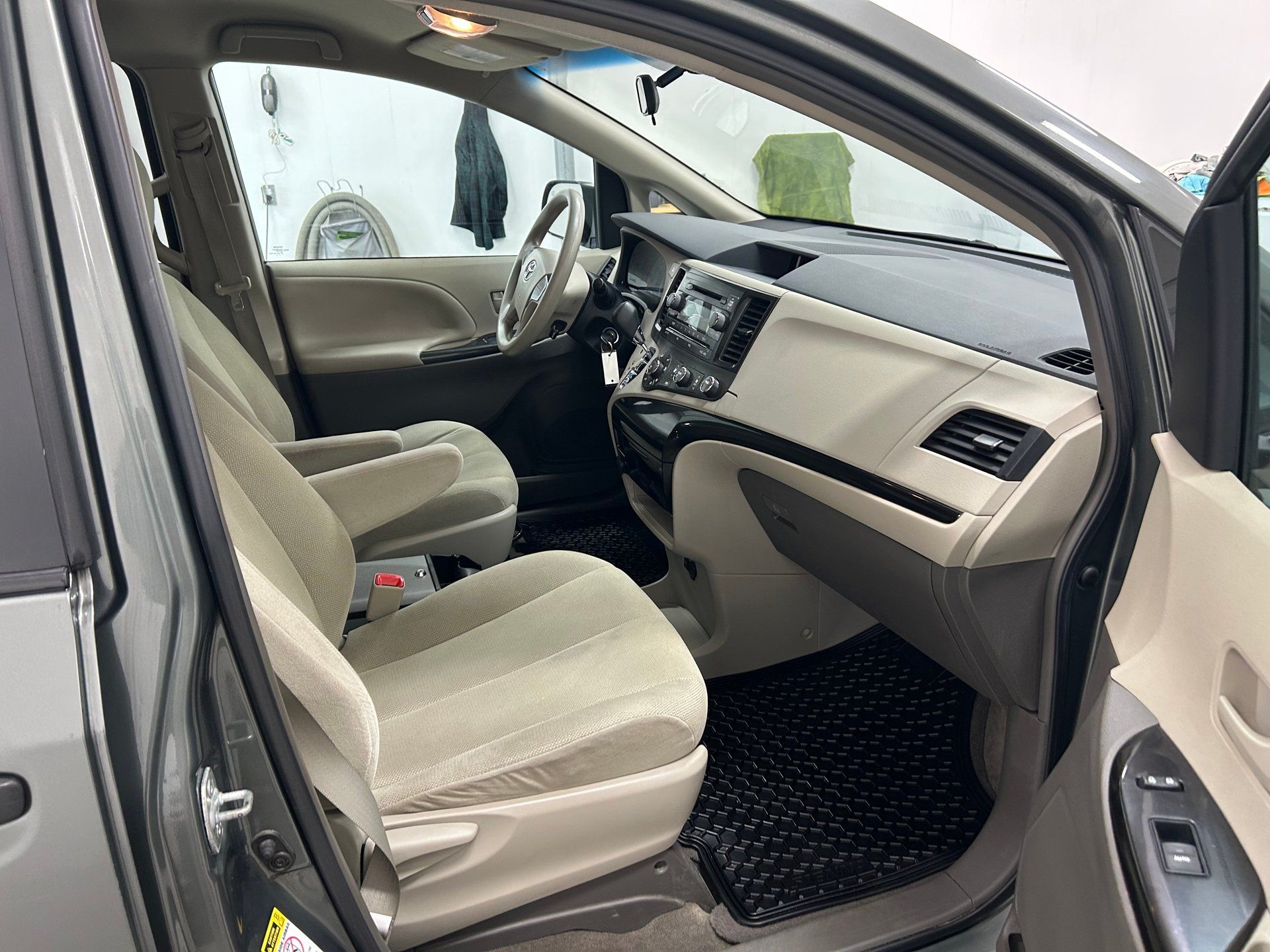Toyota Sienna 2013 - Image 17