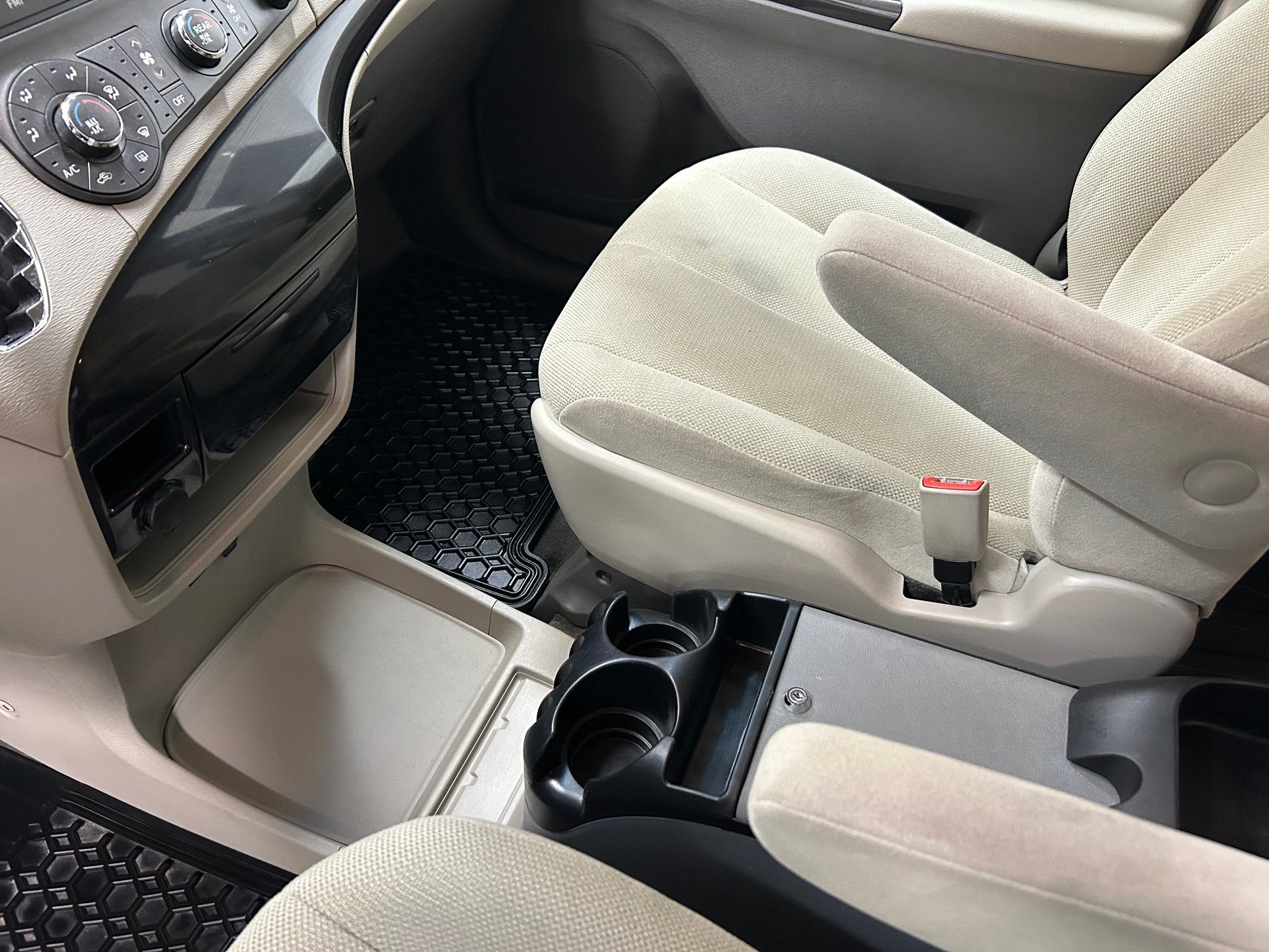 Toyota Sienna 2013 - Image 12