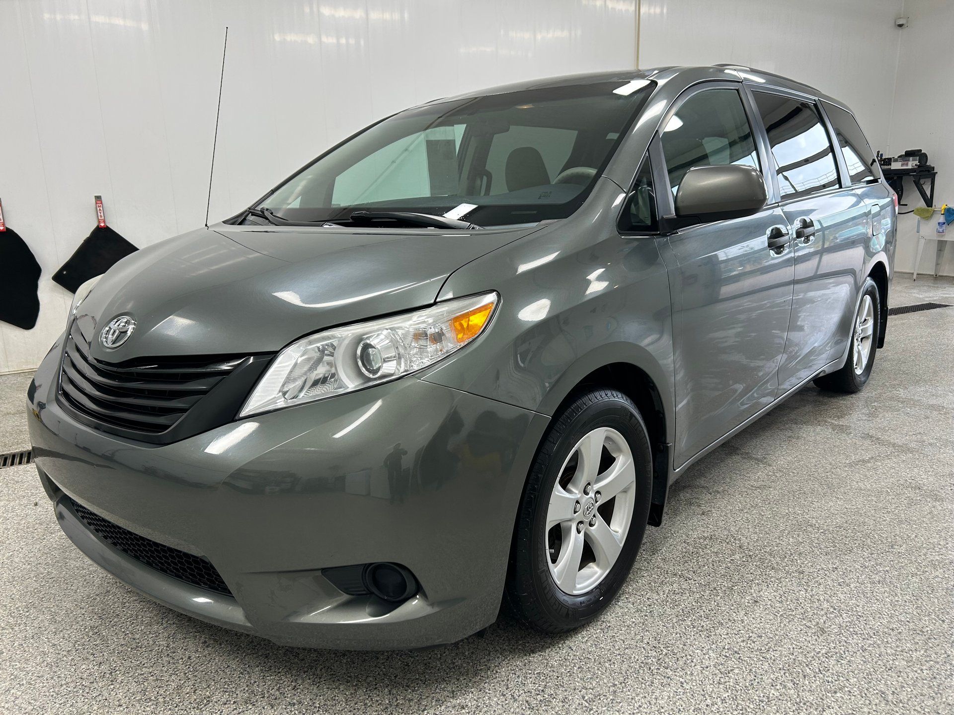 Toyota Sienna 2013 - Image 1