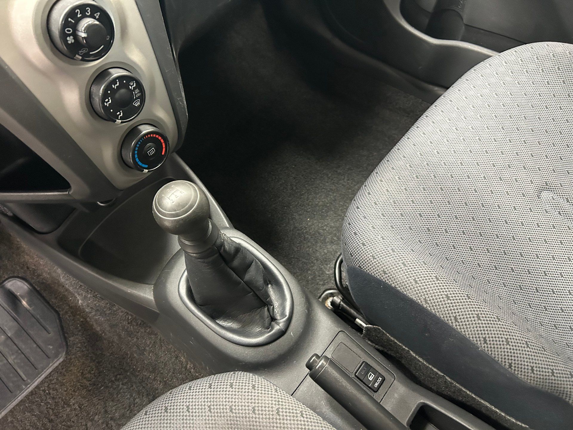 Toyota Yaris 2010 - Image 13