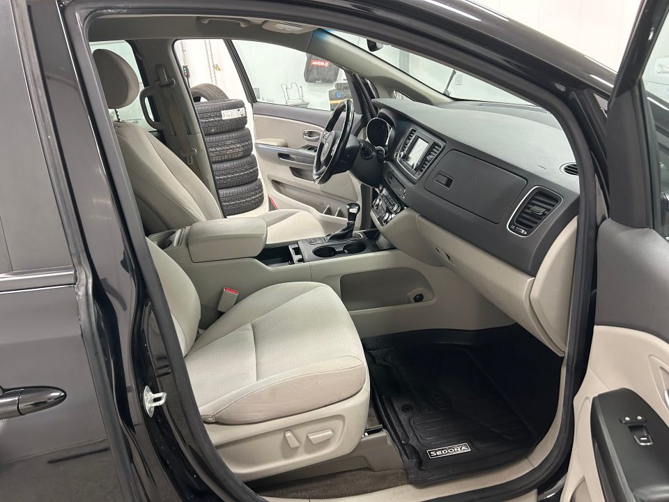 Kia Sedona 2018 - Image 17