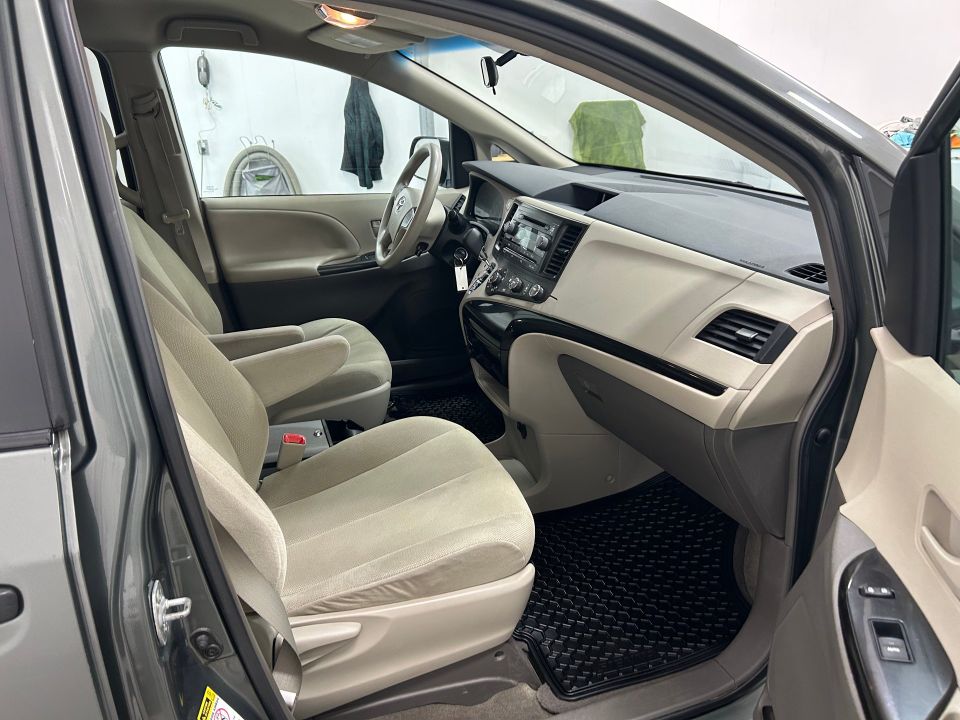 Toyota Sienna 2013 - Image 17