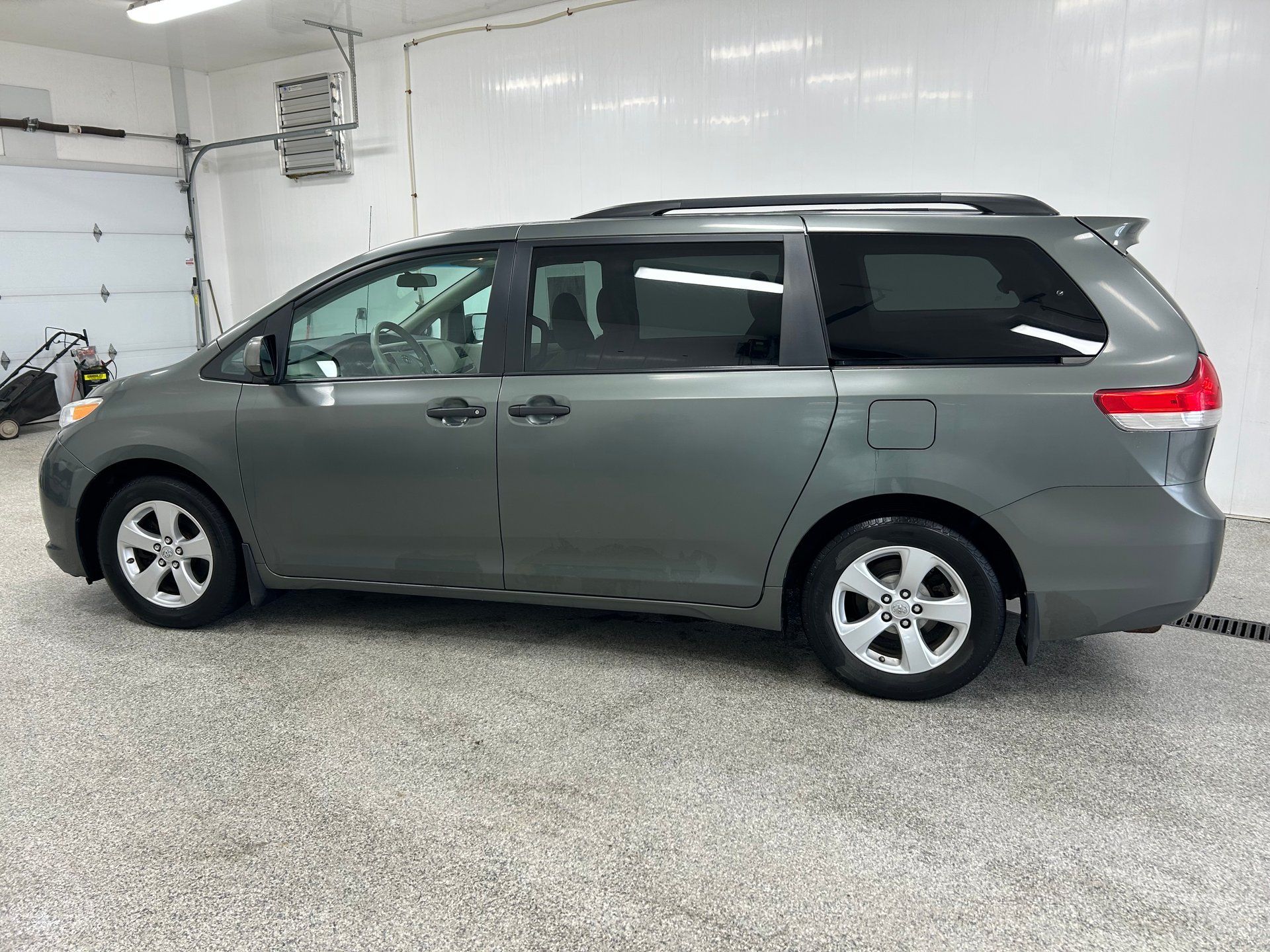 Toyota Sienna 2013 - Thumbnail 3