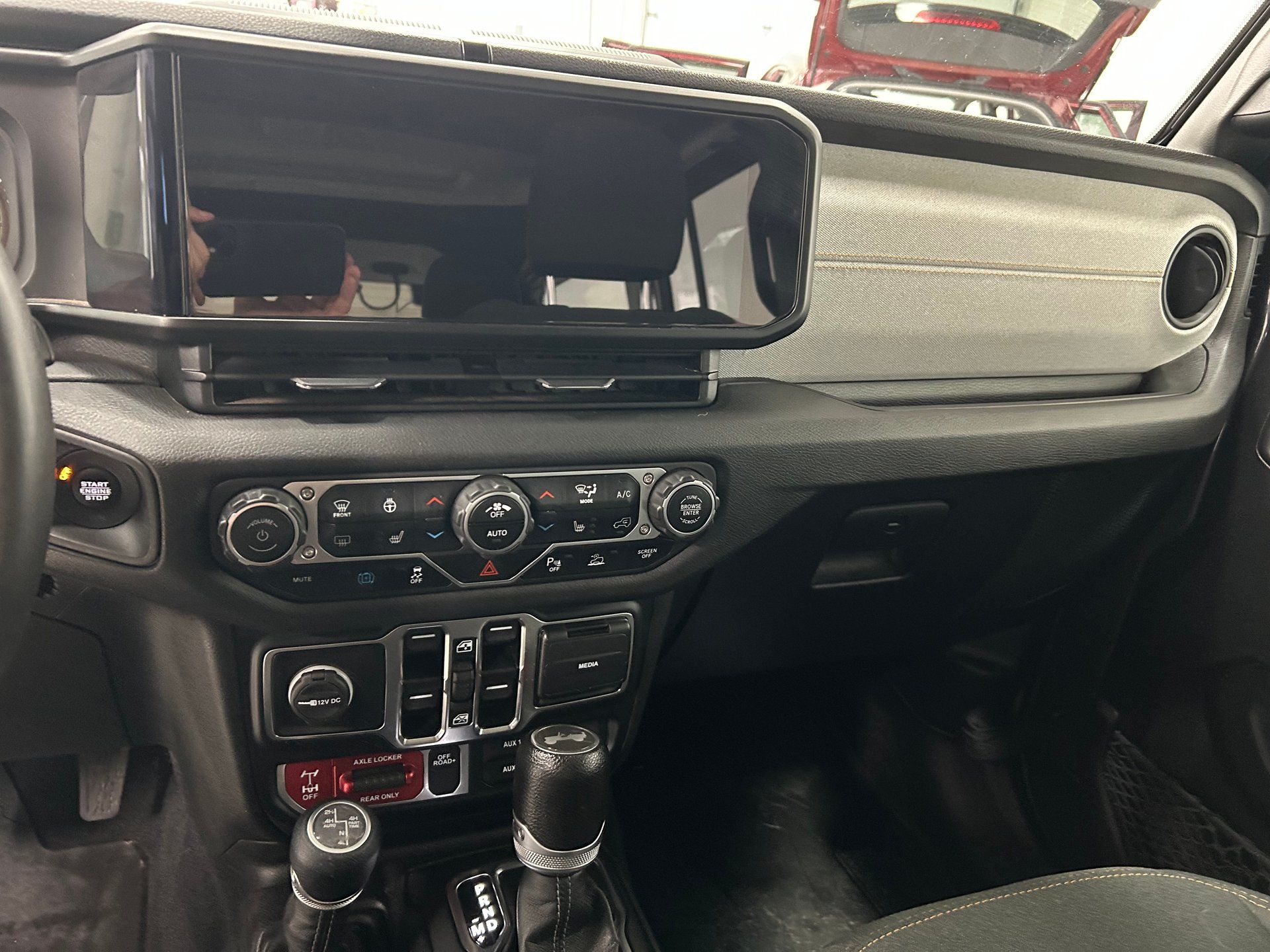 Jeep Wrangler 4xe 2024 - Thumbnail 13