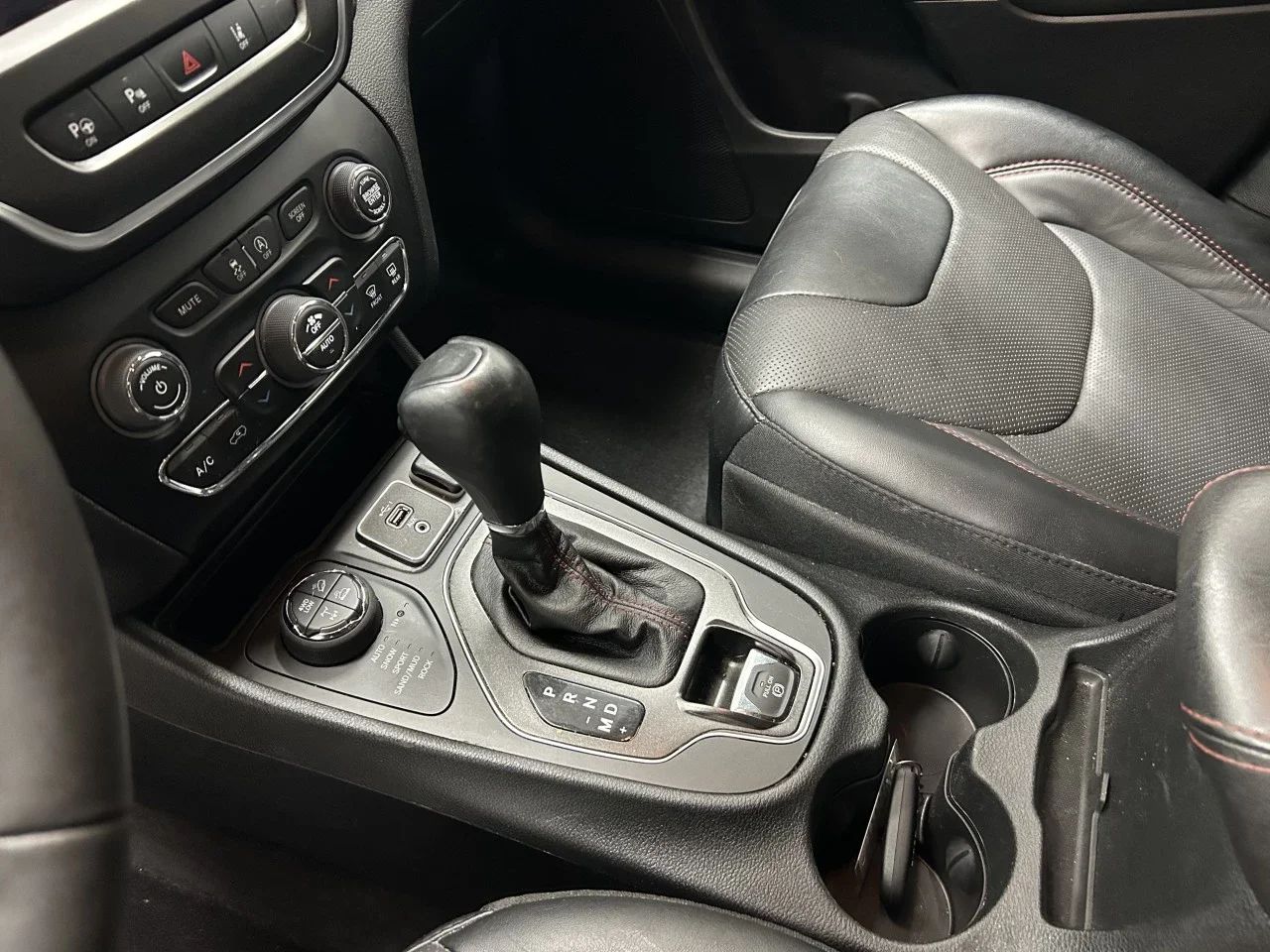 Jeep Cherokee 2023 - Thumbnail 3