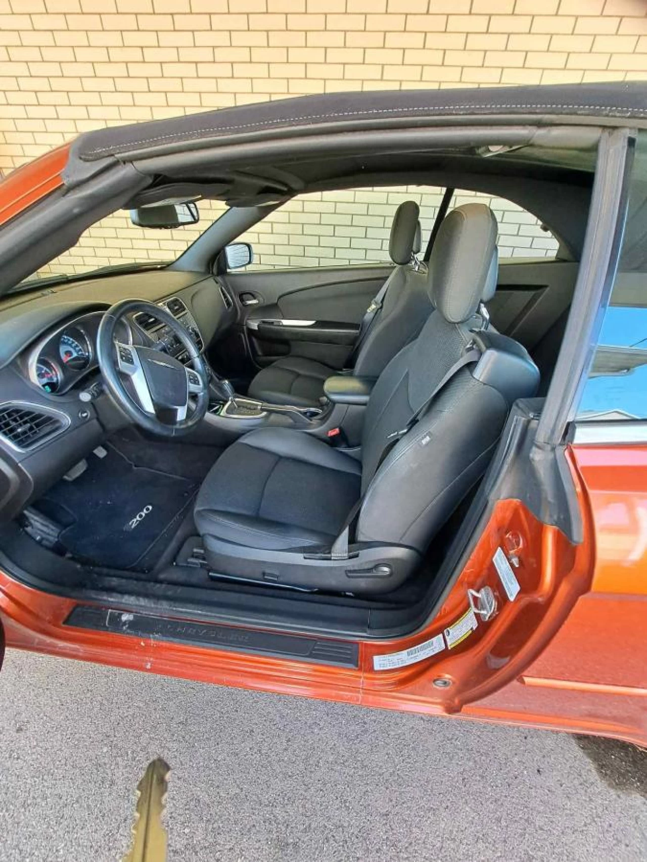 2011 Chrysler 200 2dr Conv Touring Image principale