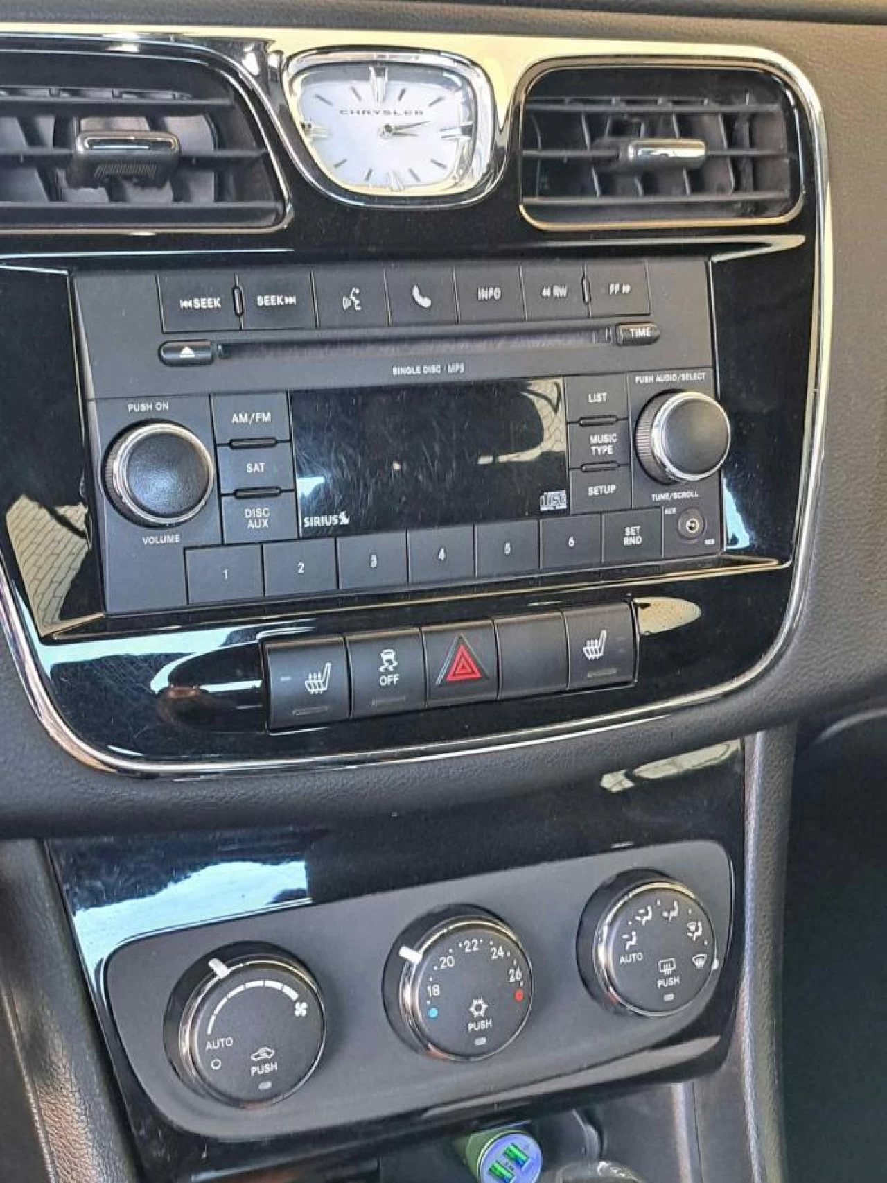 2011 Chrysler 200 2dr Conv Touring Image principale