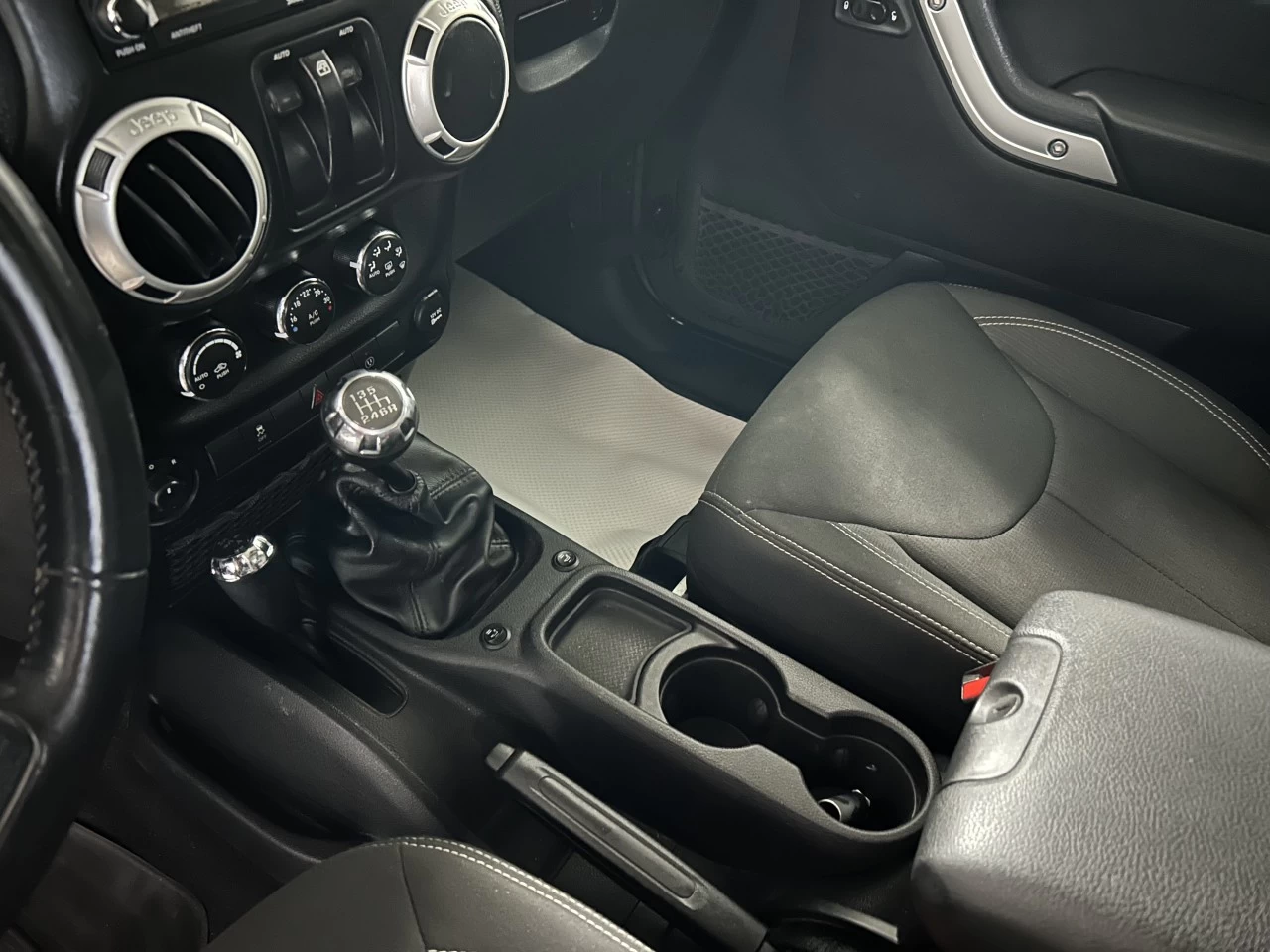 2015 Jeep Wrangler Sahara Image principale