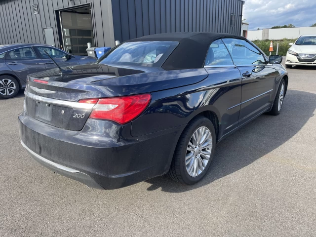 Chrysler 200 Touring 2012