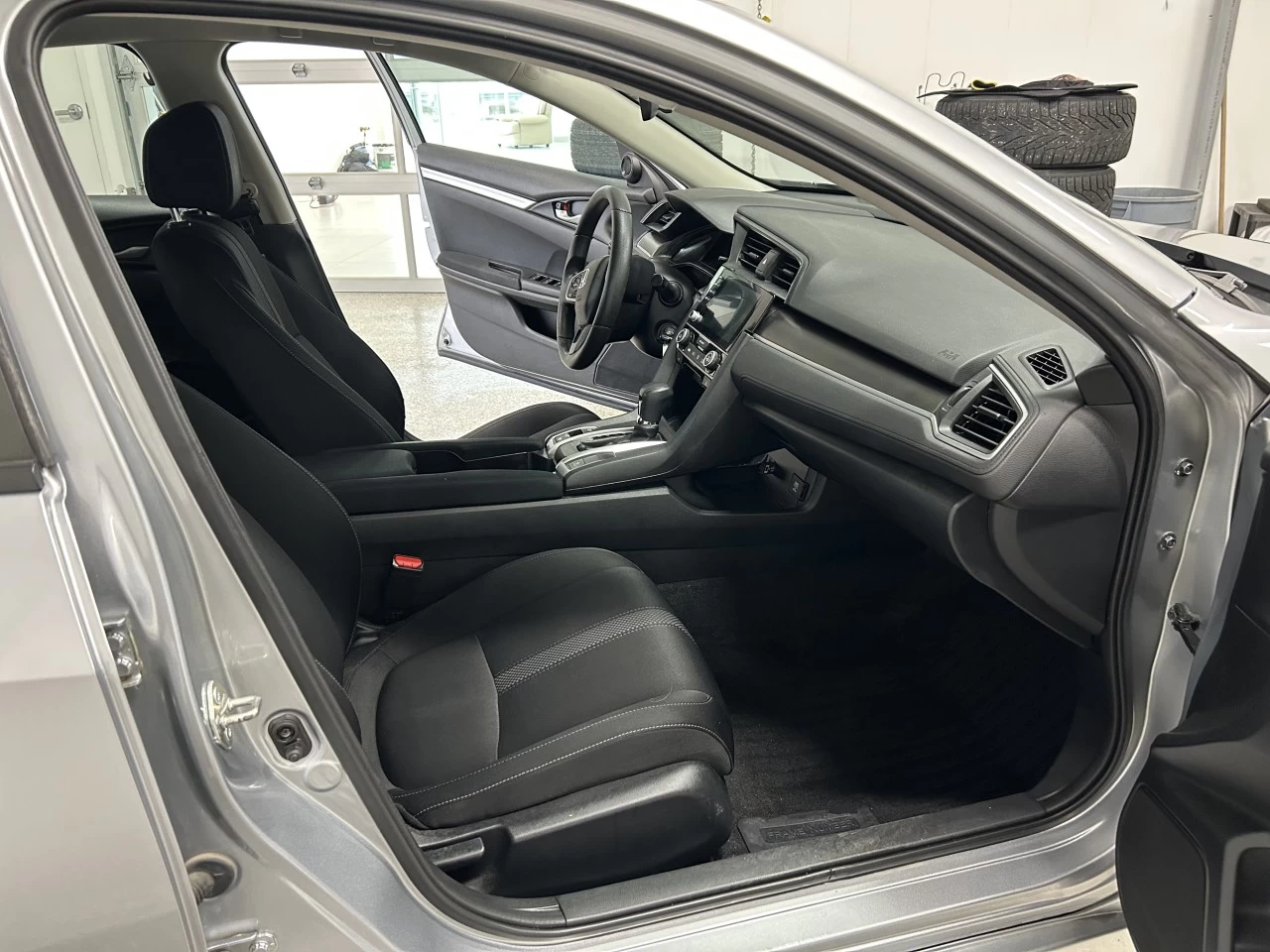 2019 Honda Civic Berline LX Image principale