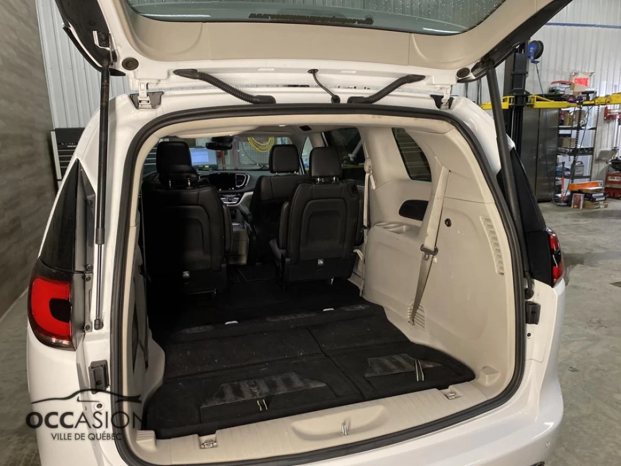 2023 Chrysler Pacifica Touring L FWD Main Image