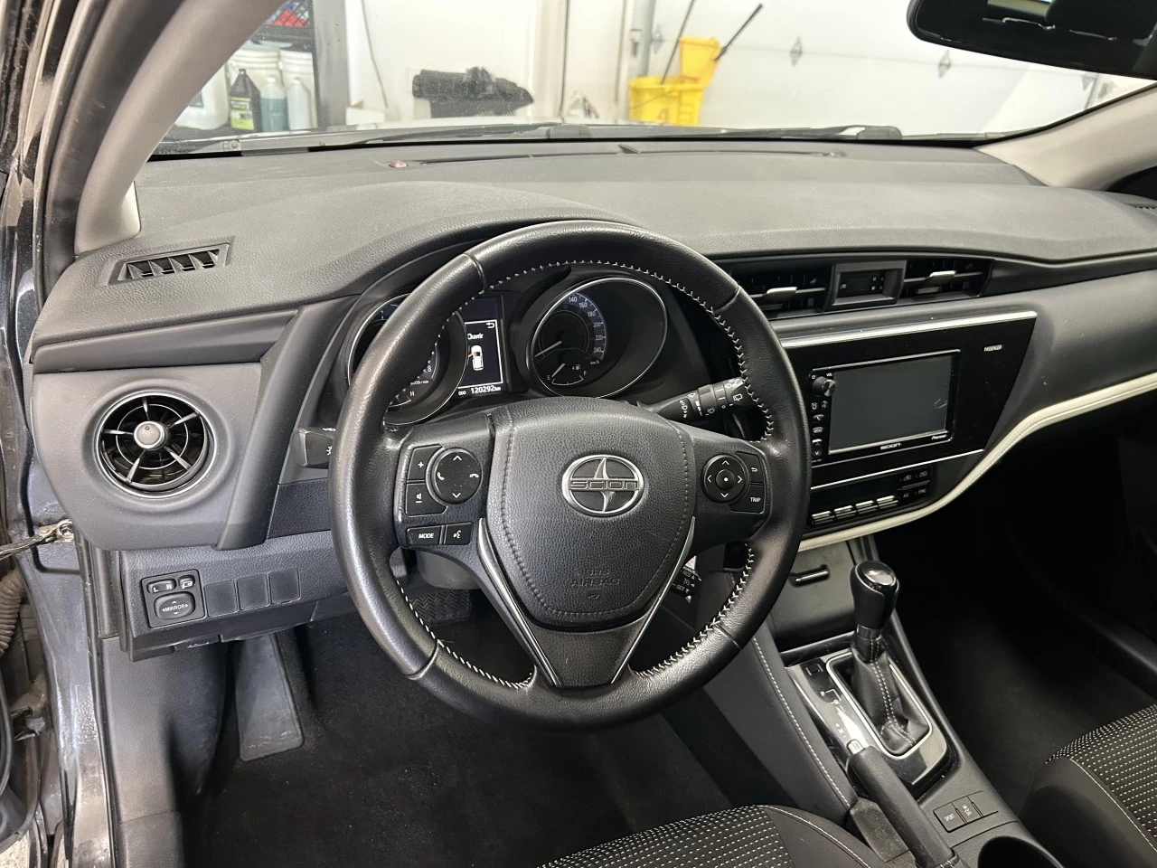 2016 Scion iM 4dr HB Image principale