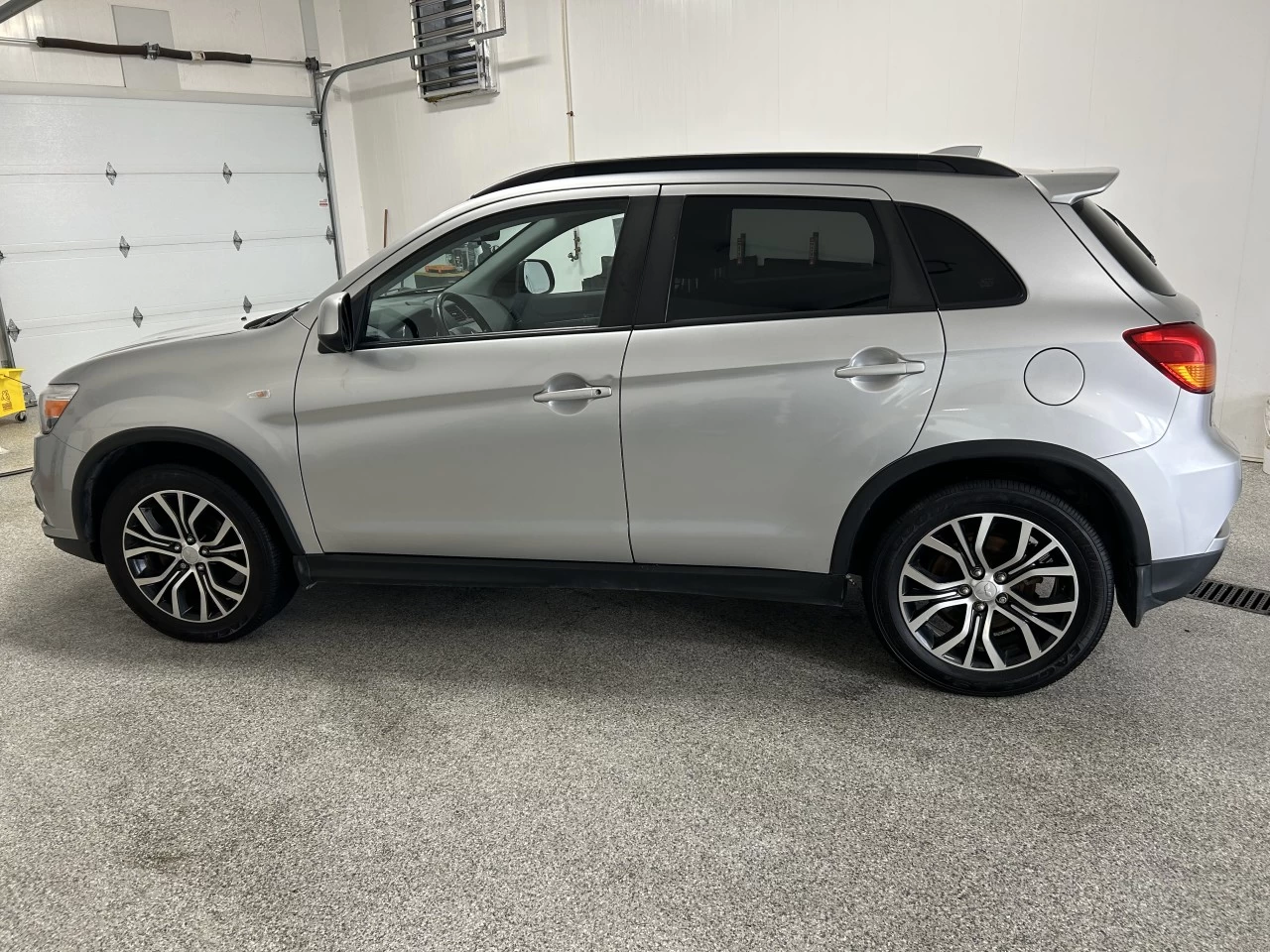 2018 Mitsubishi RVR SE LTD Main Image