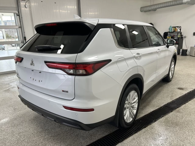 Mitsubishi Outlander ES 2023