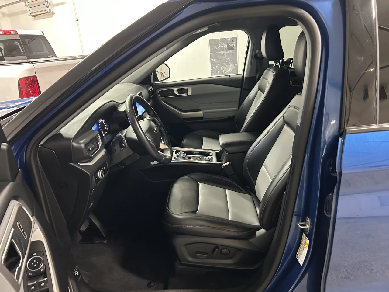 2023 Ford Explorer XLT Main Image