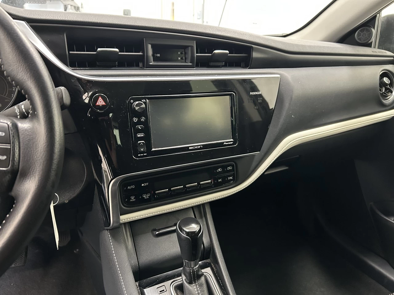 2016 Scion iM 4dr HB Image principale
