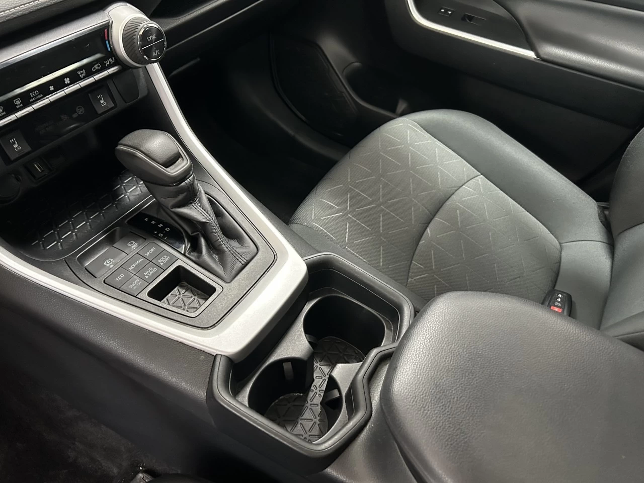 2020 Toyota RAV4 XLE Image principale