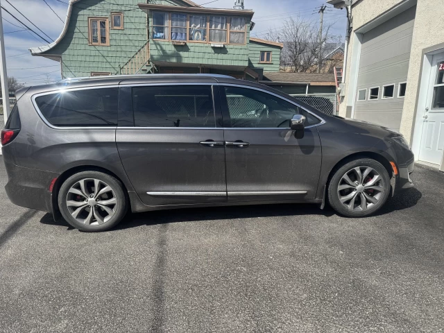 Chrysler Pacifica Limited 35th Anniversary 2020