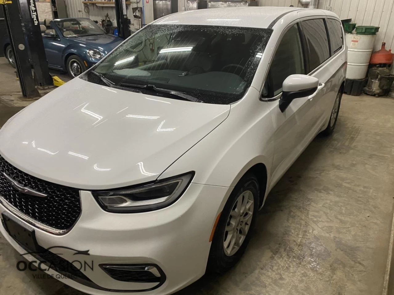 2023 Chrysler Pacifica Touring L FWD Main Image