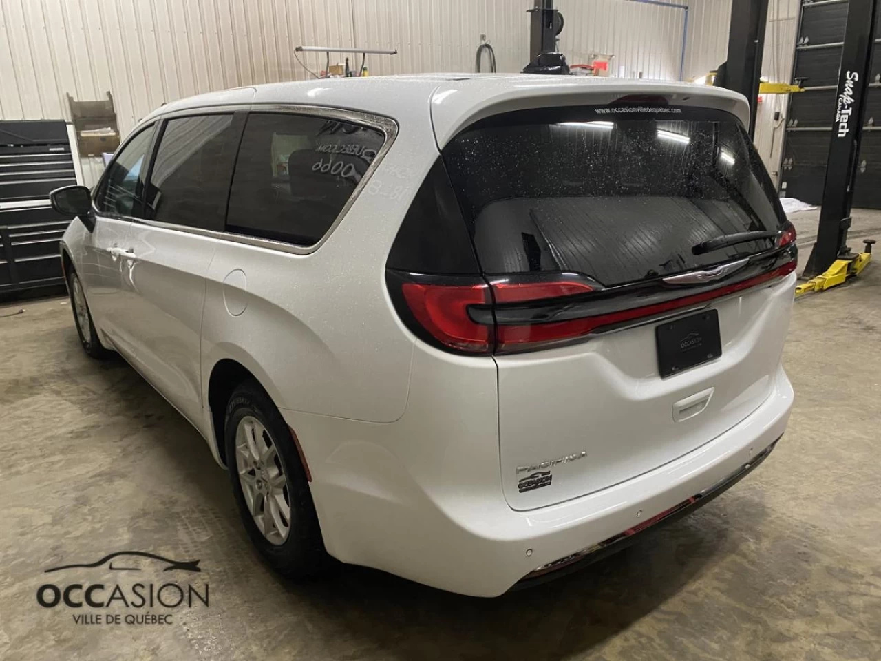 2023 Chrysler Pacifica Touring L FWD Main Image