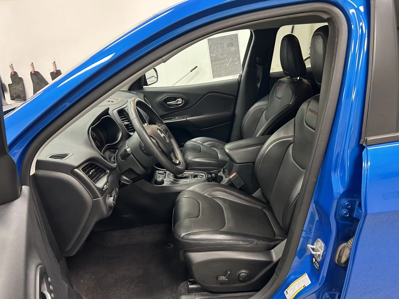 2023 Jeep Cherokee Trailhawk Main Image