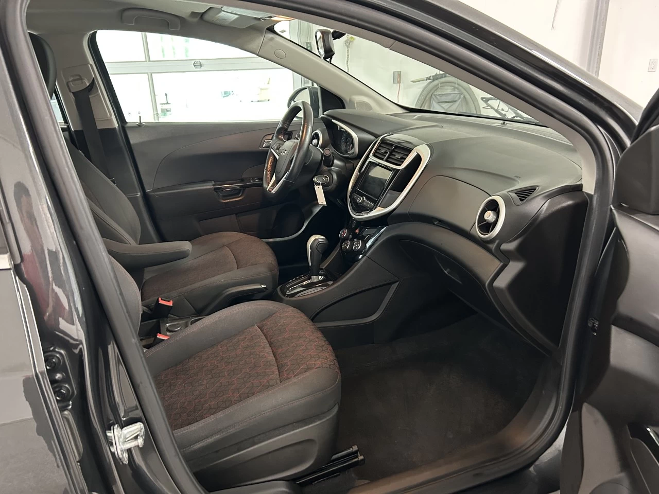 2018 Chevrolet Sonic LT Image principale