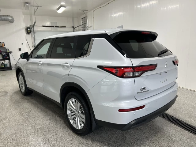 Mitsubishi Outlander ES 2023