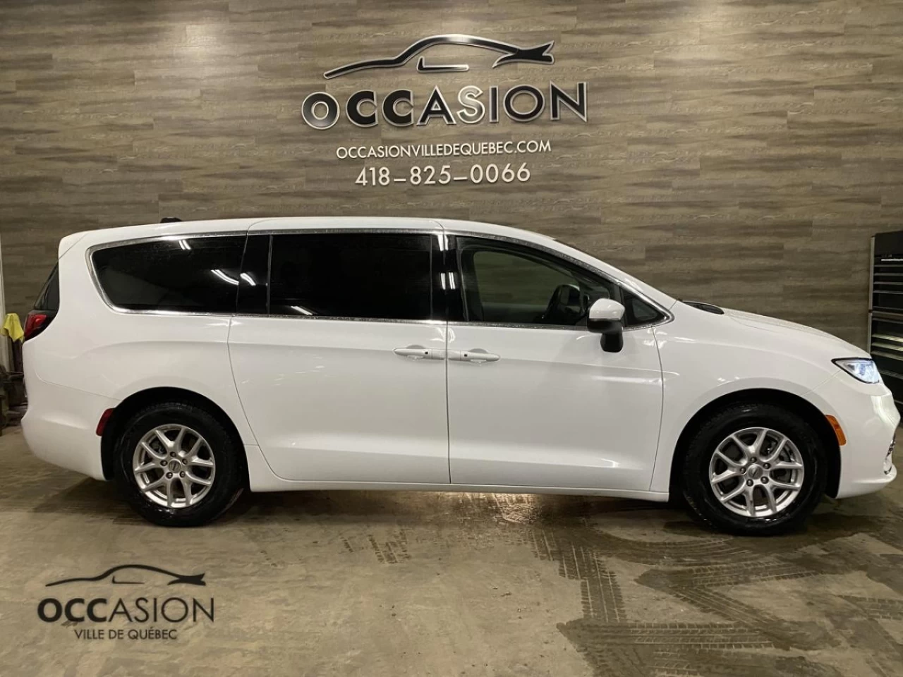 2023 Chrysler Pacifica Touring L FWD Main Image