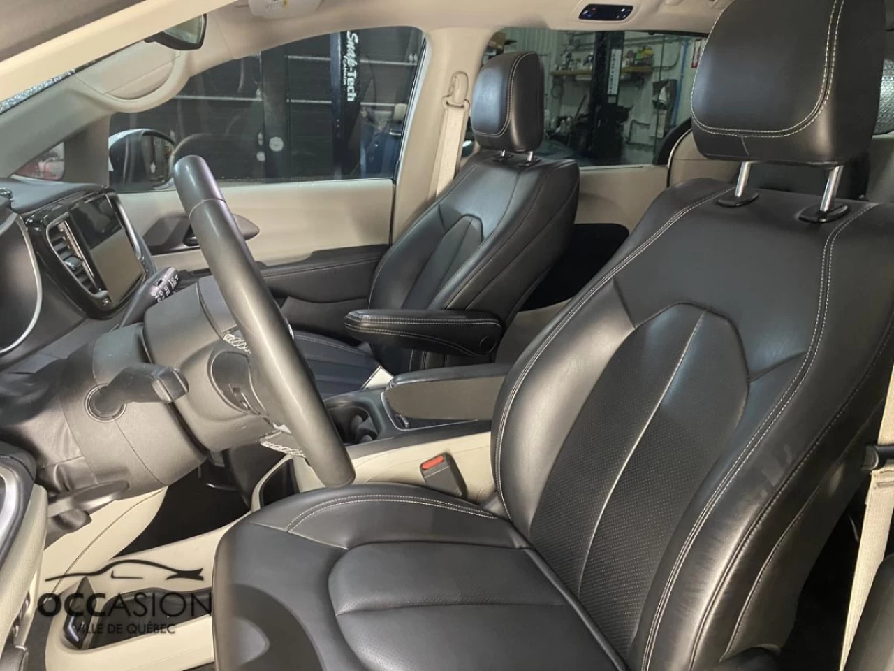 2023 Chrysler Pacifica Touring L FWD Main Image
