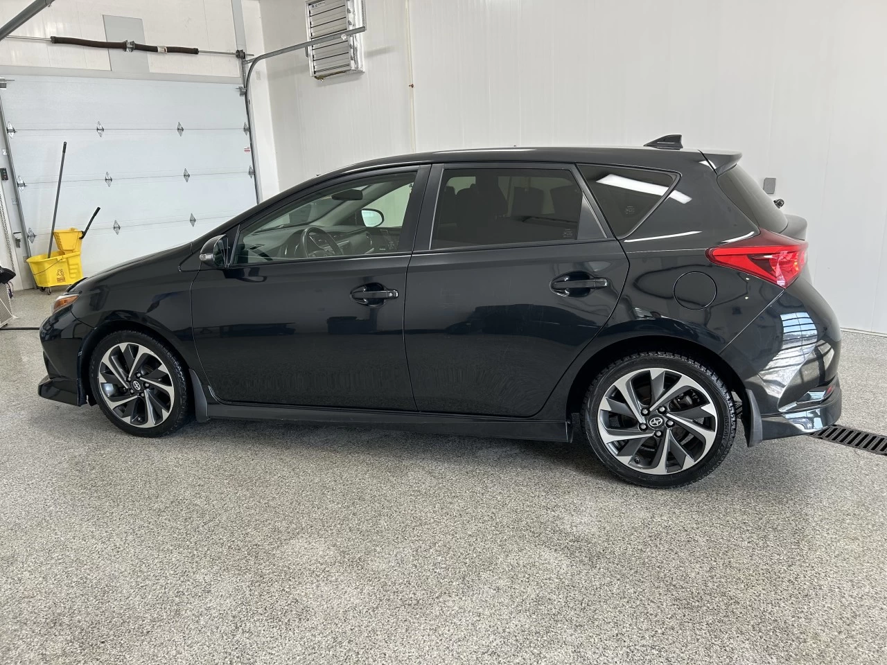 2016 Scion iM 4dr HB Image principale
