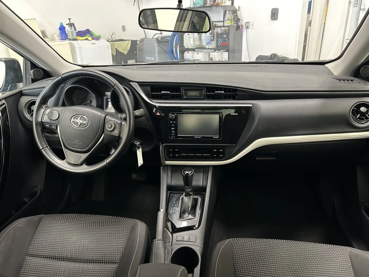 2016 Scion iM 4dr HB Image principale