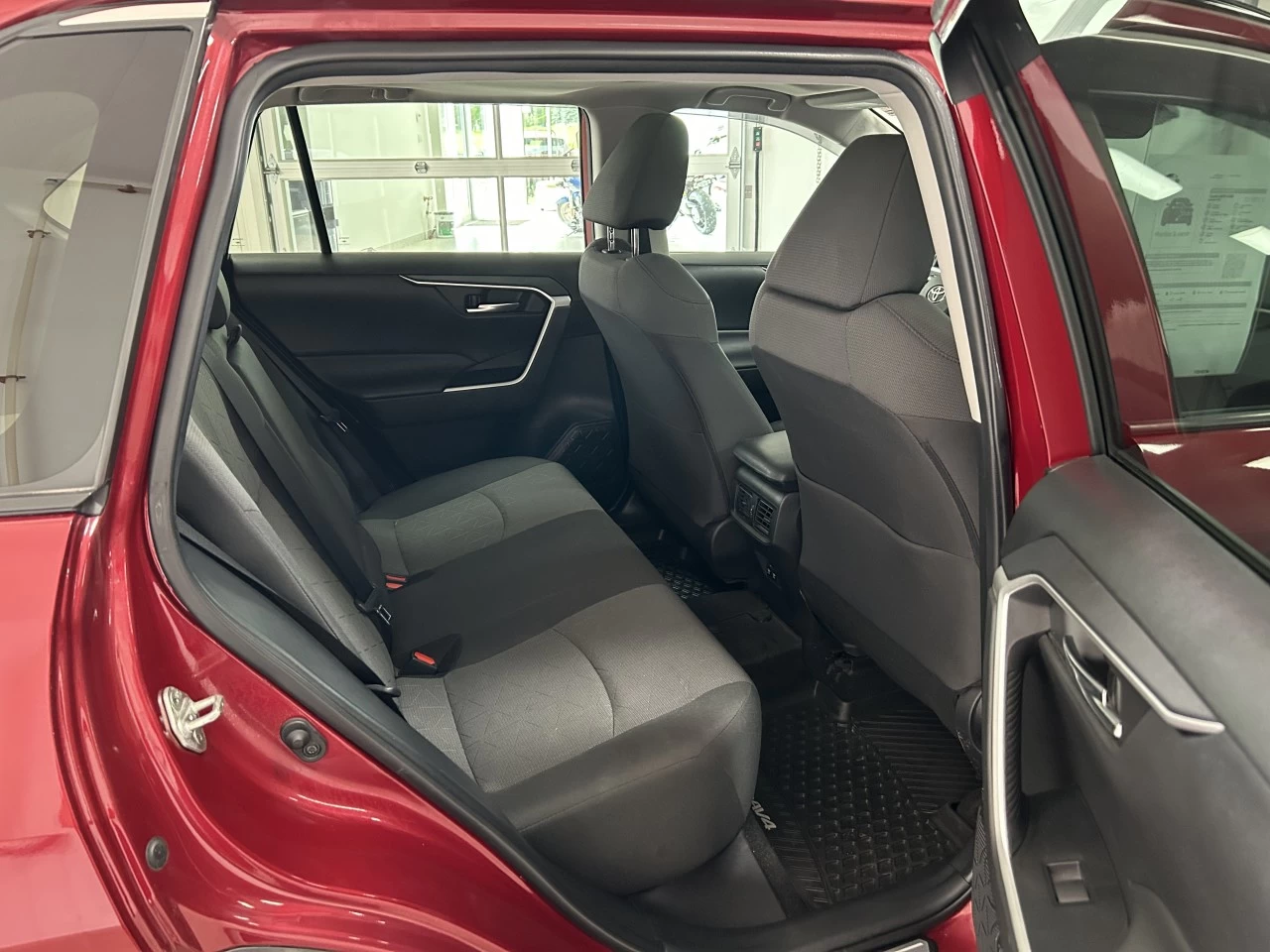 2020 Toyota RAV4 XLE Image principale