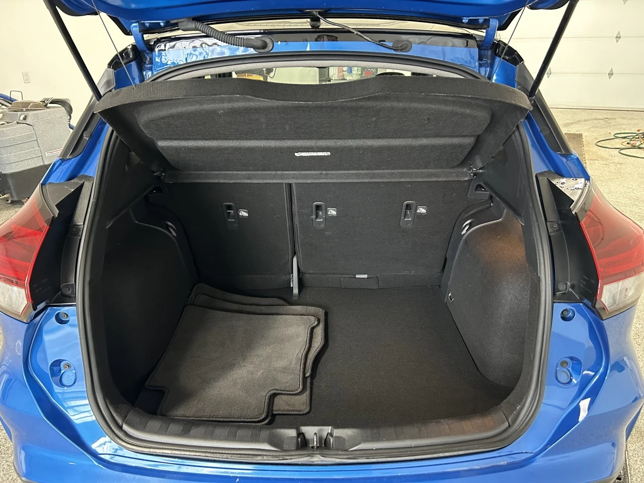 2022 Nissan Kicks SR Image principale