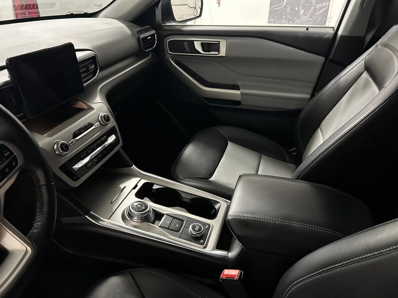 2023 Ford Explorer XLT Main Image