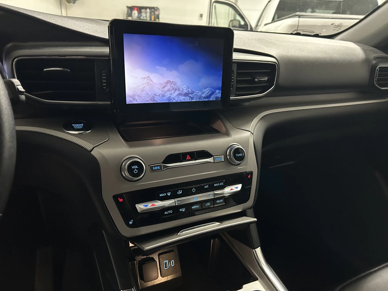 2023 Ford Explorer XLT Main Image