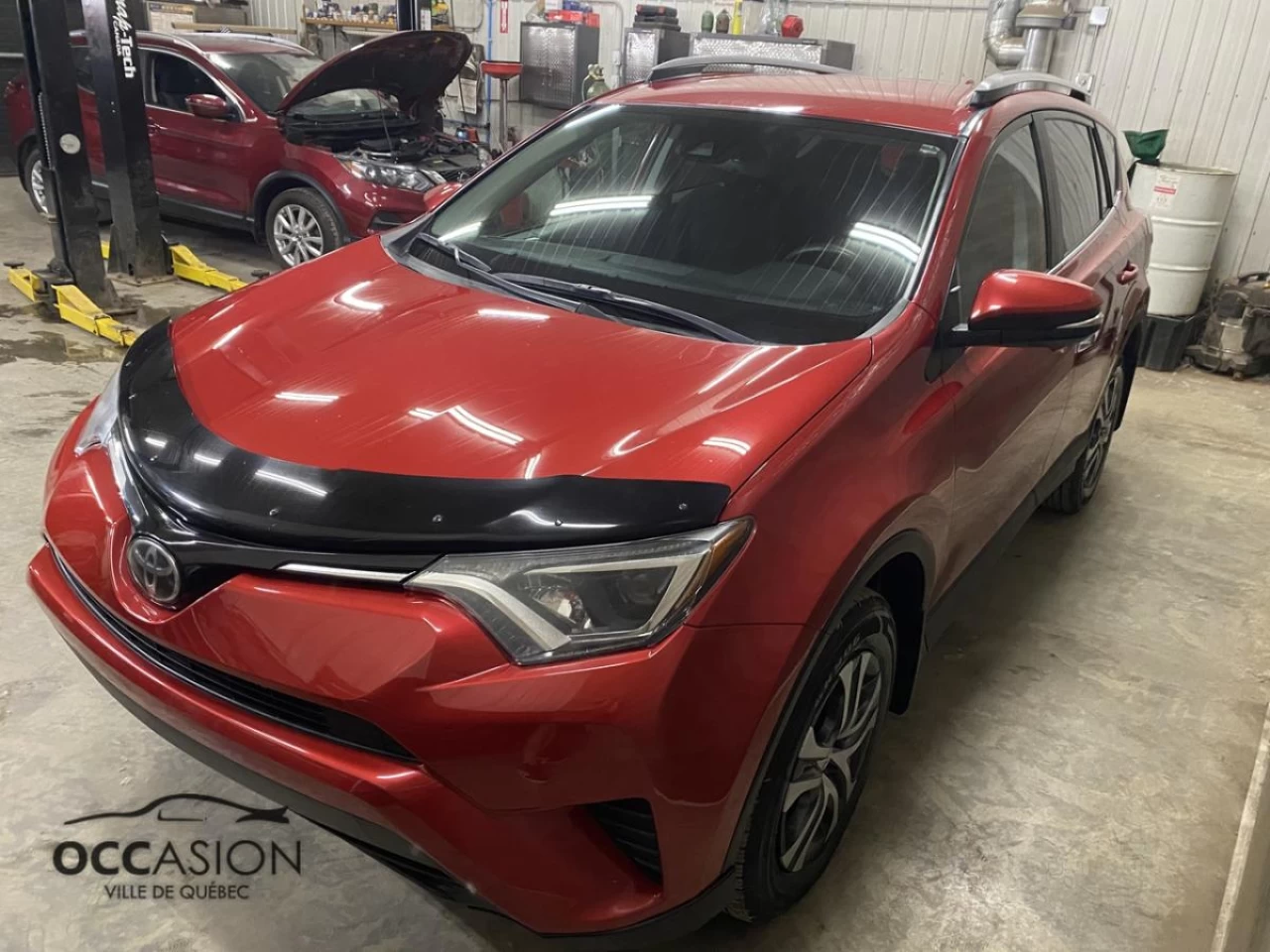 2017 Toyota RAV4 AWD 4dr LE Image principale