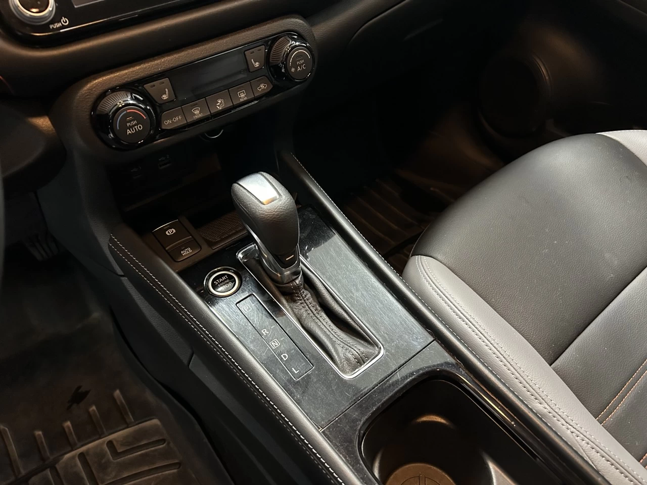 2022 Nissan Kicks SR Image principale