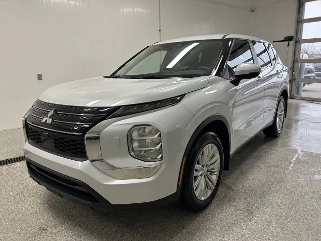 Mitsubishi Outlander ES 2023