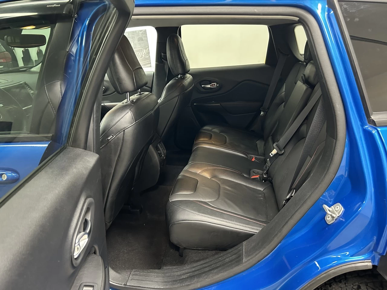 2023 Jeep Cherokee Trailhawk Main Image