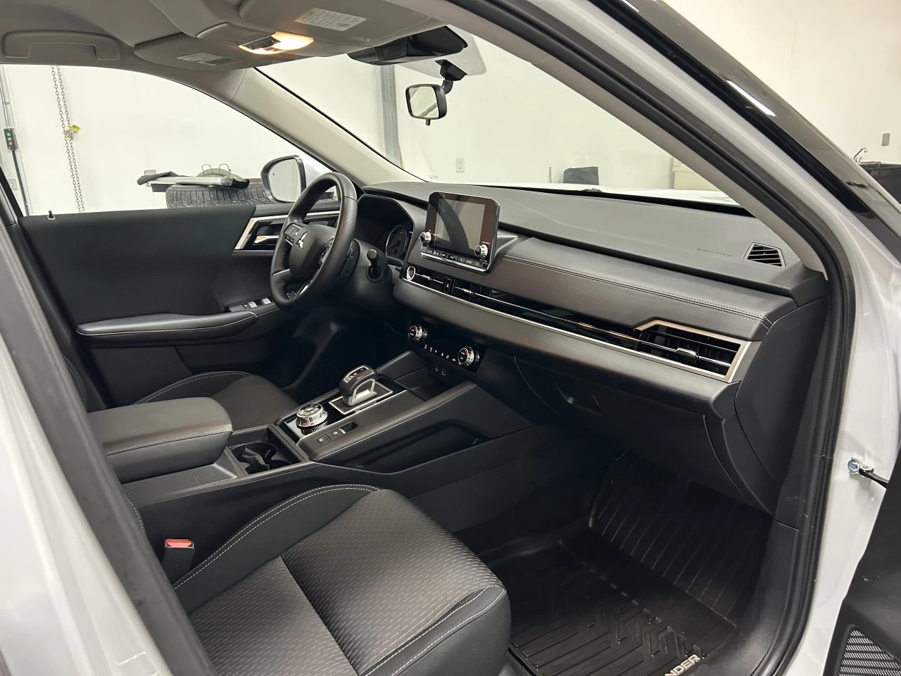2023 Mitsubishi Outlander ES Image principale