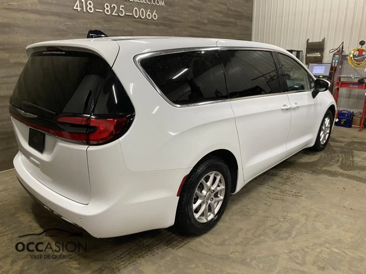 2023 Chrysler Pacifica Touring L FWD Main Image