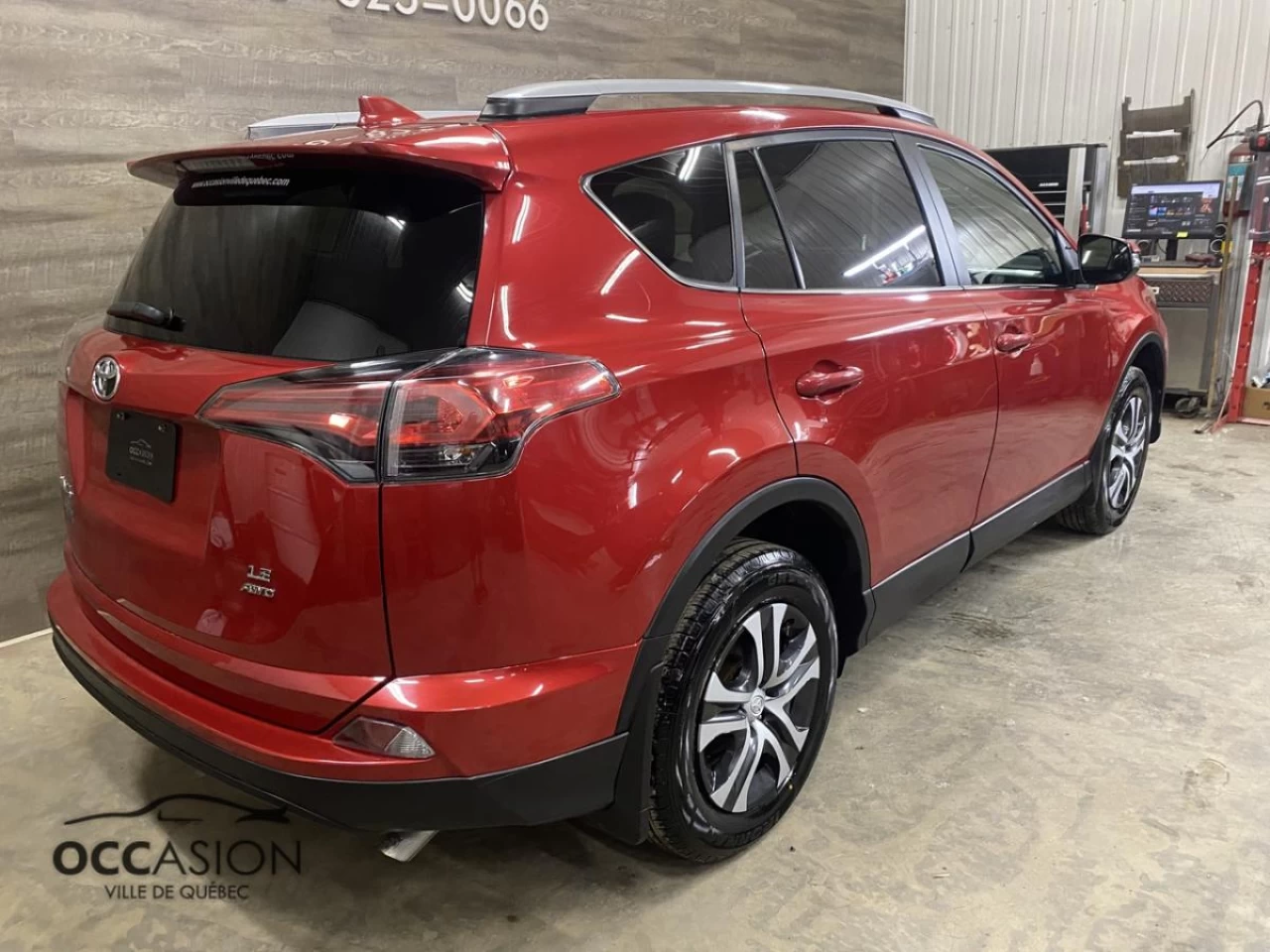 2017 Toyota RAV4 AWD 4dr LE Image principale