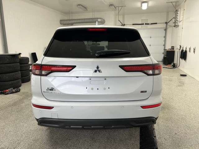 Mitsubishi Outlander ES 2023