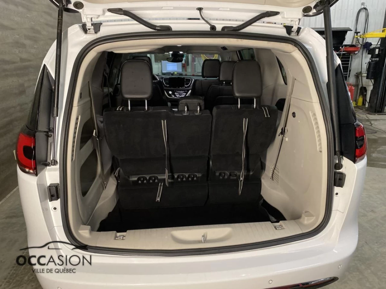 2023 Chrysler Pacifica Touring L FWD Main Image